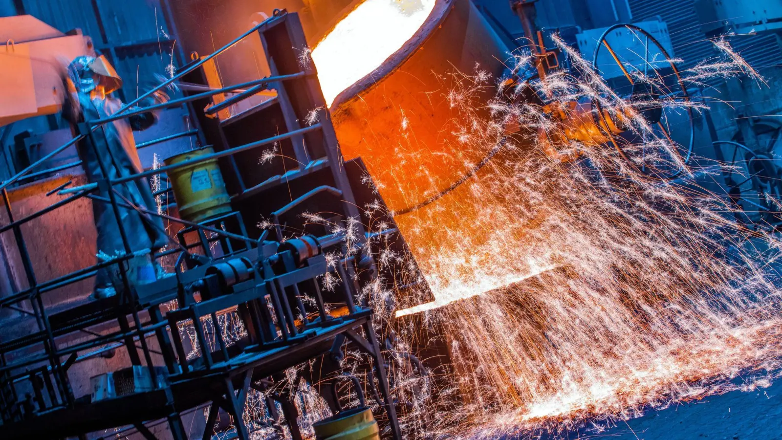 Die Metall- und Elektroindustrie steht weiter unter Druck - immer mehr Arbeitsplätze gehen verloren. (Archivbild) (Foto: Jens Büttner/dpa-Zentralbild/dpa)