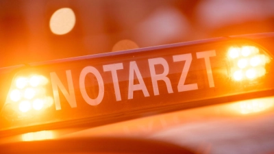 Die 33-Jährige wurde bei dem Unfall im Notarztfahrzeug eingeklemmt. (Symbolbild) (Foto: Lino Mirgeler/dpa)