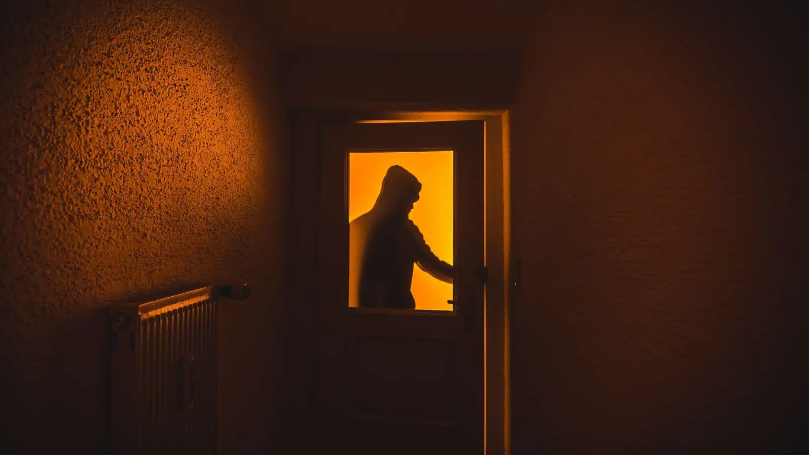 Einbrüche häufen sich in den dunklen Herbst- und Wintermonaten: Verschlossene Türen und Fenster können die Sicherheit erhöhen. (Foto: Nicolas Armer/dpa/dpa-tmn)