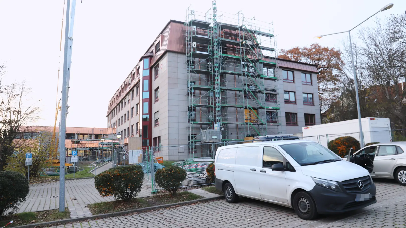 Noch ist am Gebäude der Agentur für Arbeit Baustelle, aber wohl nicht mehr lange. (Foto: Oliver Herbst)