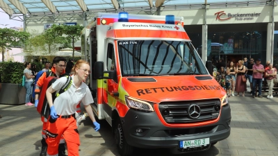 Ein Rettungswagen und Einsatzkräfte im Brücken-Center: Sie sind nicht wegen eines echten Einsatzes, sondern wegen einer Übung in Aktion. (Foto: Oliver Herbst)