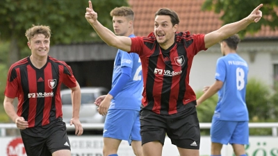 So wie beim 3:0-Sieg im Hinspiel möchte der SC Aufkirchen (links Oscar Ladenburger, rechts der 1:0-Torschütze Steffen Schöllhammer) auch in Illertissen jubeln. (Foto: Martin Rügner)