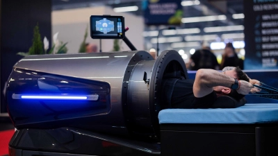 Mit den Armen trainieren, während der restliche Körper im „Flow System“ des Geräteherstellers Art of Cryo durch Über- und Unterdruck stimuliert wird. (Foto: Rolf Vennenbernd/dpa)