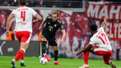 Kann Leipzigs Defensive um Willi Orban (l) und Ridle Baku (r) diesmal Bayerns Torexpress um Harry Kane (M) stoppen? (Archivbild) (Foto: Jan Woitas/dpa)