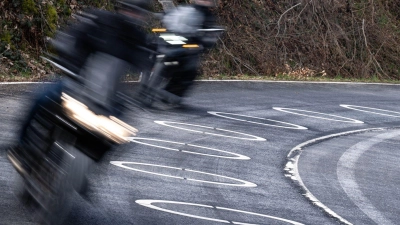 Ein verurteilter Straftäter ist bei einem Freigang mit seinem Motorrad davongefahren. (Symbolbild) (Foto: Benjamin Westhoff/dpa)