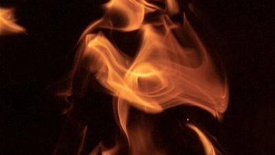 Es muss vielleicht nicht immer der Riesenhaufen sein: Kleinere Osterfeuer sind nicht nur sicherer, sondern auch leichter zu kontrollieren. (Foto: Patrick Seeger/dpa/dpa-tmn)