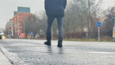 In vielen Regionen kann es in den Morgenstunden glatt sein.  (Foto: Paul Zinken/dpa)