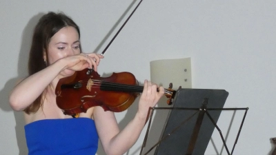 Die Geigerin Larissa Cidlinsky und die Pianistin Kathrin Isabelle Klein gastierten im Uffenheimer Musikpavillon. (Foto: Barbara Glowatzki)