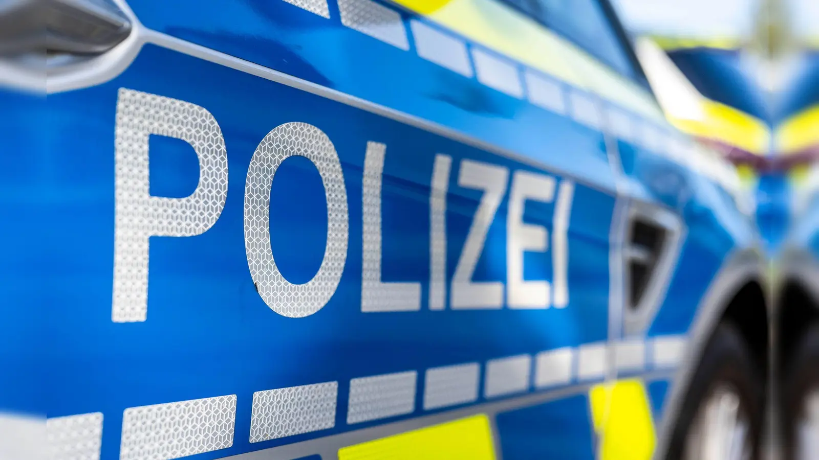 Ein Wagen überschlug sich mehrfach und blieb auf dem Dach in einem Maisfeld neben der A7 liegen. (Symbolbild) (Foto: David Inderlied/dpa)