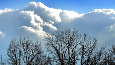 Ein bisschen Sonne, auch auch Regen bringt der Himmel über Franken zu Ostern. (Symbolbild: Jim Albright)