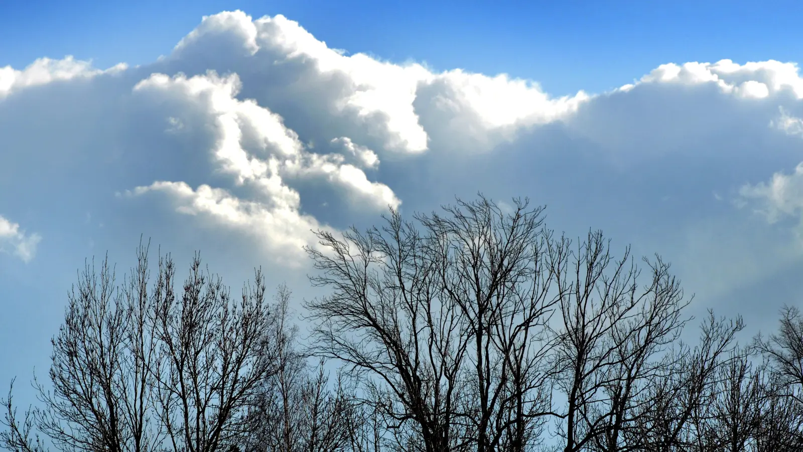 Ein bisschen Sonne, auch auch Regen bringt der Himmel über Franken zu Ostern. (Symbolbild: Jim Albright)