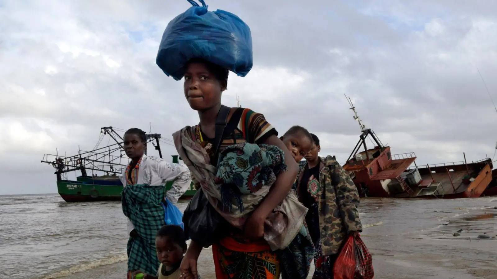 In Mosambik wollten Menschen mit einem Fischerboot vor einer Choleraepidemie fliehen (Archivbild). (Foto: Tsvangirayi Mukwazhi/AP/dpa)