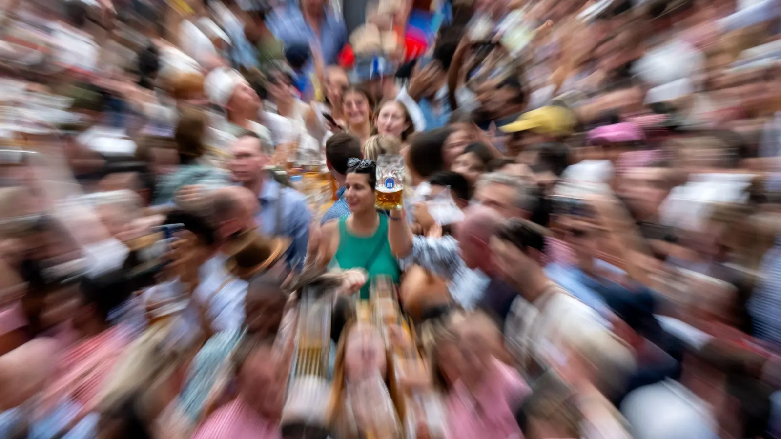 In der Enge der Bierzelte verbreiten sich Viren besonders leicht.  (Foto: Sven Hoppe/dpa/dpa-tmn)