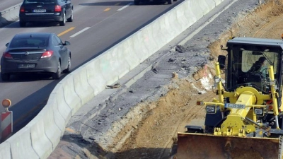 Baustellen erfordern nicht nur von Autofahrern viel Geduld, sie kosten auch viel Geld. (Archivbild) (Foto: Stefan Puchner/dpa)