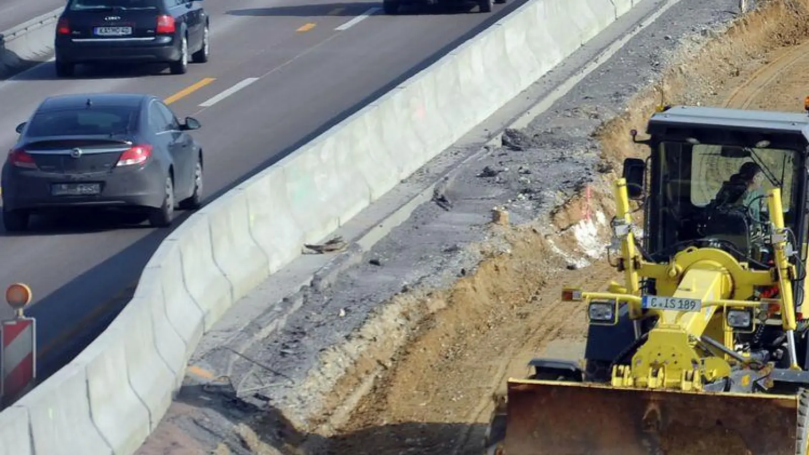 Baustellen erfordern nicht nur von Autofahrern viel Geduld, sie kosten auch viel Geld. (Archivbild) (Foto: Stefan Puchner/dpa)