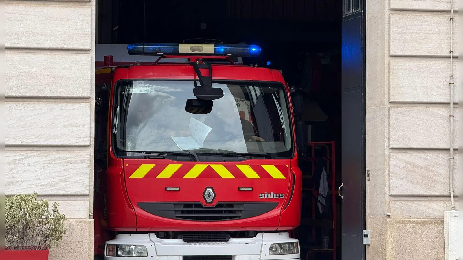Bei einer Party ist in Paris der Boden einer Wohnung eingebrochen und 20 Menschen sind verletzt worden. (Symbolfoto). (Foto: Rachel Boßmeyer/dpa)