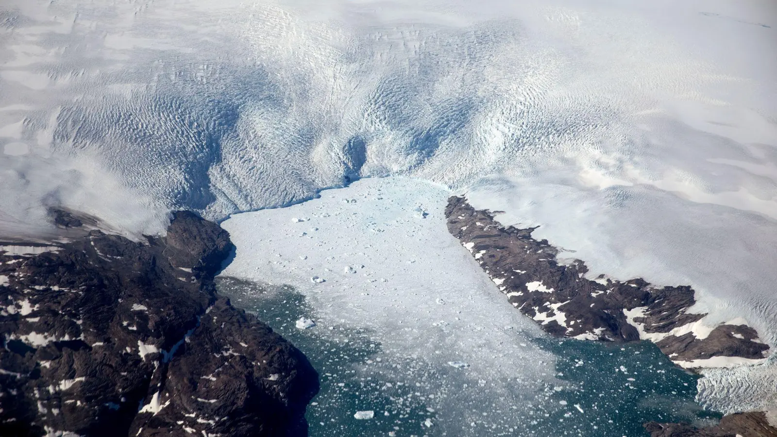 Eisberge brechen von einem Gletscher in einen Fjord in Grönland ab (Foto: David Goldman/AP/dpa)