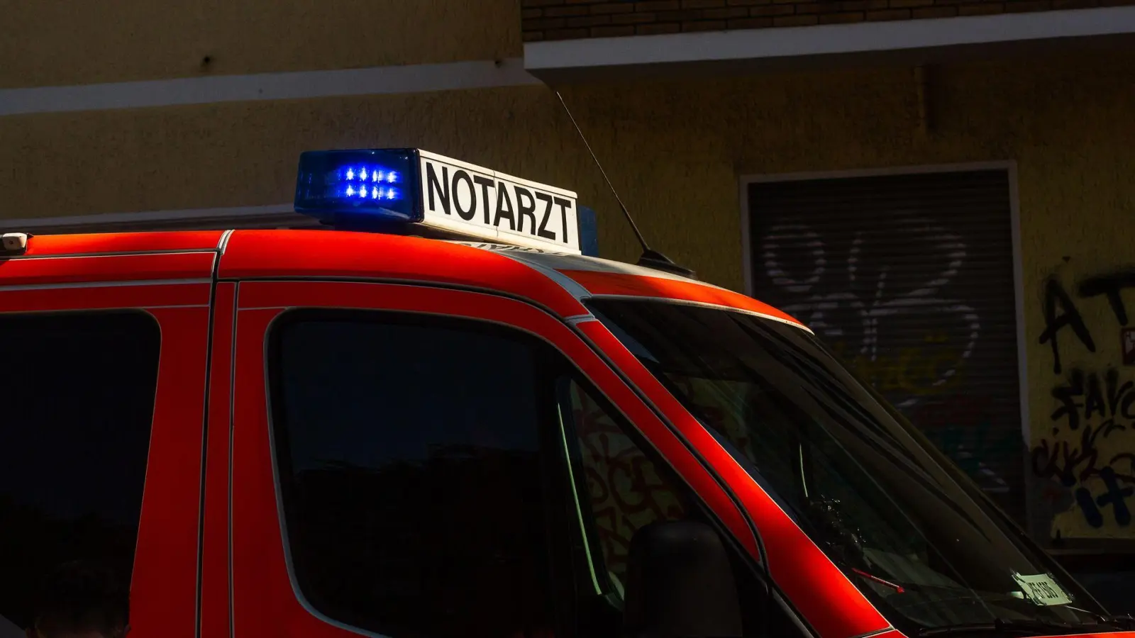 Die Rettungskräfte brachten den Verletzten in ein Krankenhaus. (Symbolbild) (Foto: Fernando Gutierrez-Juarez/dpa)