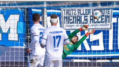 Paderborns Torwart Dennis Seimen parierte zahlreiche Chancen der Bochumer.  (Foto: David Inderlied/dpa)
