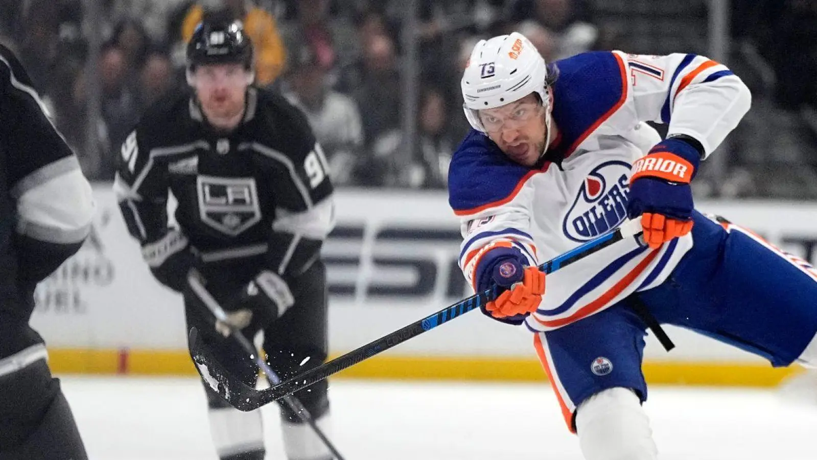 Vincent Desharnais (r) und die Edmonton Oilers führen in der ersten Runde der Playoffs mit 2:1. (Foto: Mark J. Terrill/AP/dpa)