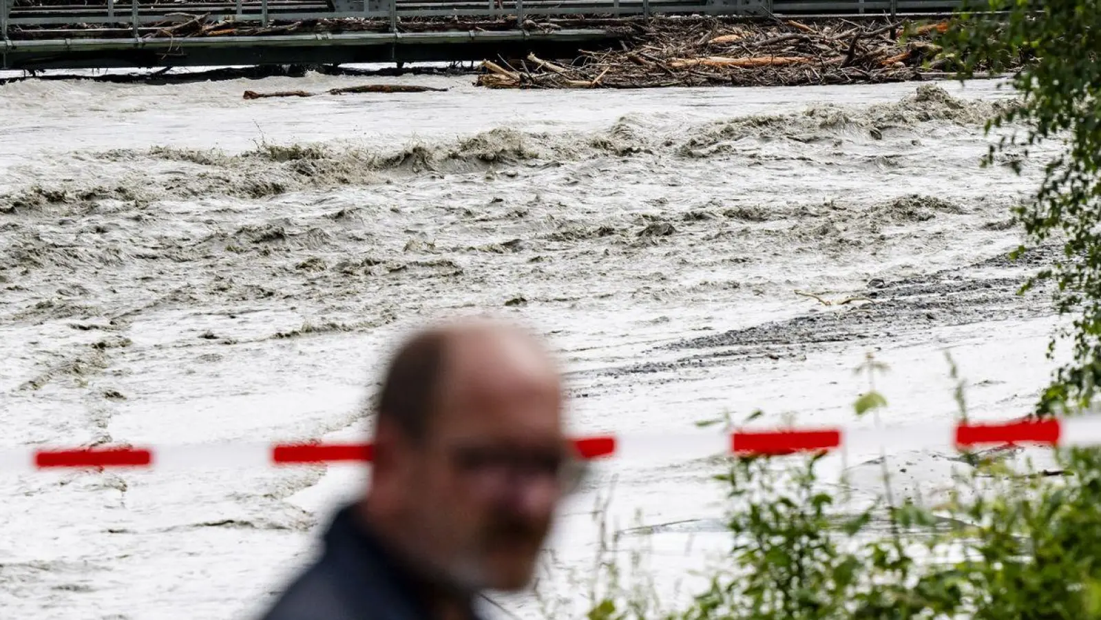 Der Wasserstand der Rhone hat sich nach den heftigen Unwettern vom Vortag verringert. (Foto: Jean-Christophe Bott/KEYSTONE/dpa)