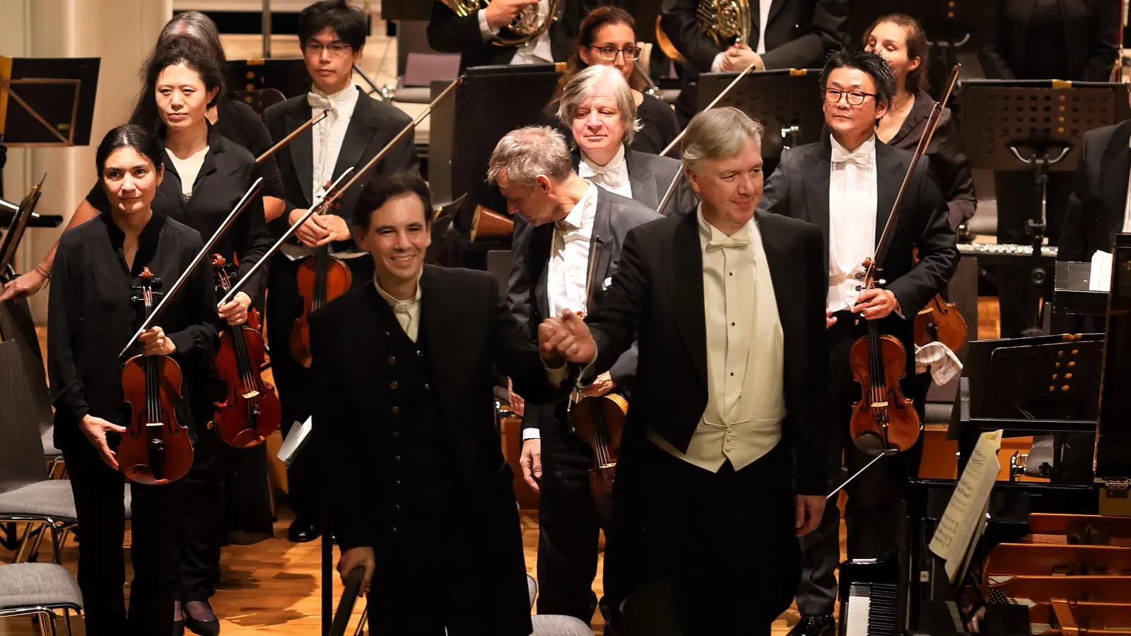 Ernteten großen Beifall nach Chopins f-Moll-Konzert: der Pianist Martin Stadtfeld (links vorne), der Dirigent Gregor Bühl und die Nürnberger Symphoniker. (Foto: Thomas Wirth)