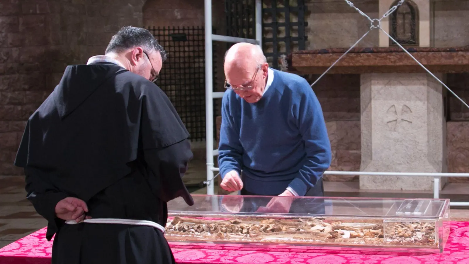 800 Jahre nach seinem Tod werden die Gebeine des Heiligen Franziskus zur Schau gestellt. Vor vielen Jahren wurden sie hier schon mal inspiziert. (Archivbild) (Foto: Mauro Berti/Sacro Convento di San Francesco /dpa)