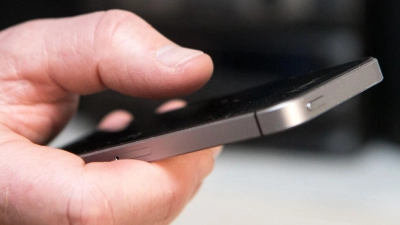 Vier Mini-Handys transportierte der Mann in seinem Rektum in das Gerichtsgebäude. (Symbolbild: Andrea Warnecke/dpa)