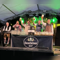 Am Freitag um 19.30 Uhr eröffnet Bürgermeister Markus Liebich (rechts) mit dem Bieranstich offiziell die Leutershäuser Kirchweih. (Foto: Stadt Leutershausen)