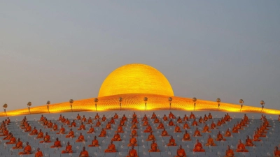 Magha Puja Fest in Thailand - Buddhistische Mönche beten im Wat Phra Dhammakaya Tempel. (Foto: Sakchai Lalit/AP/dpa)