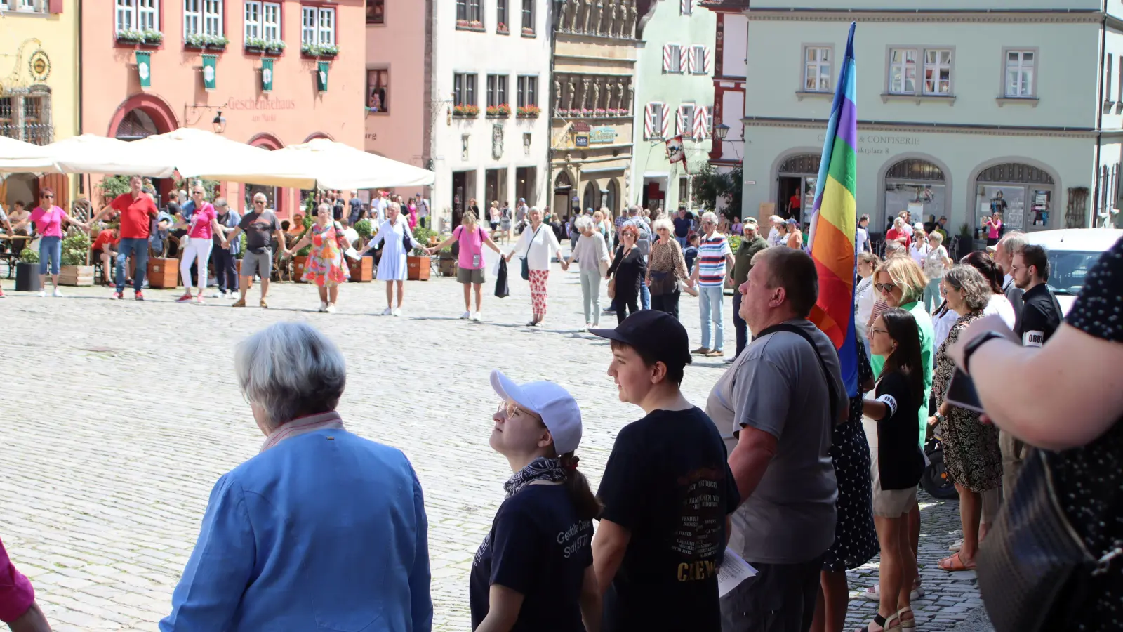 Als Zeichen der Solidarität bildeten alle eine Menschenkette. (Foto: Pauline Held)