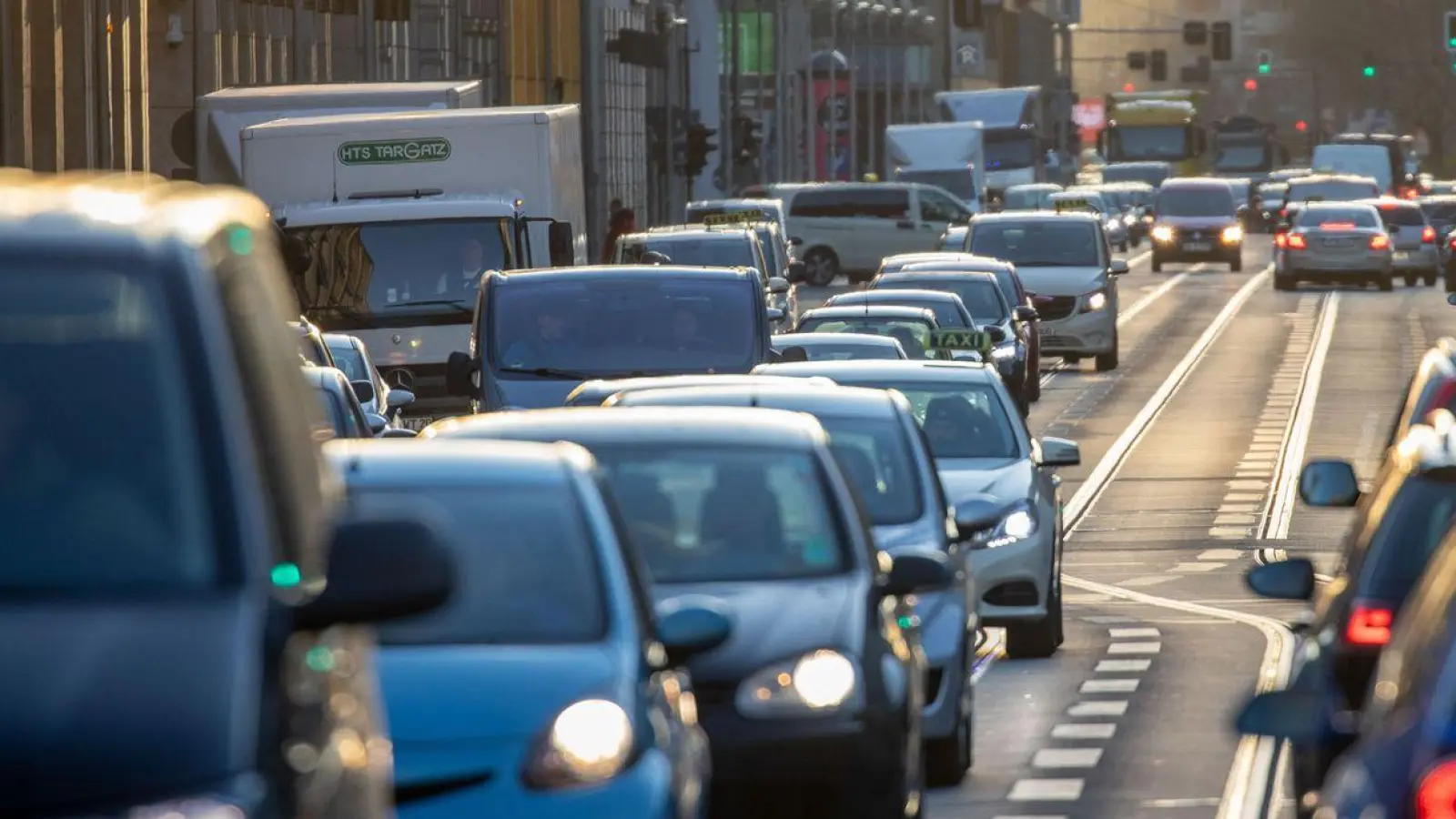 Das Auto bleibt für die meisten Menschen das wichtigste Fortbewegungsmittel. (Archivbild) (Foto: Kay Nietfeld/dpa/dpa-tmn)