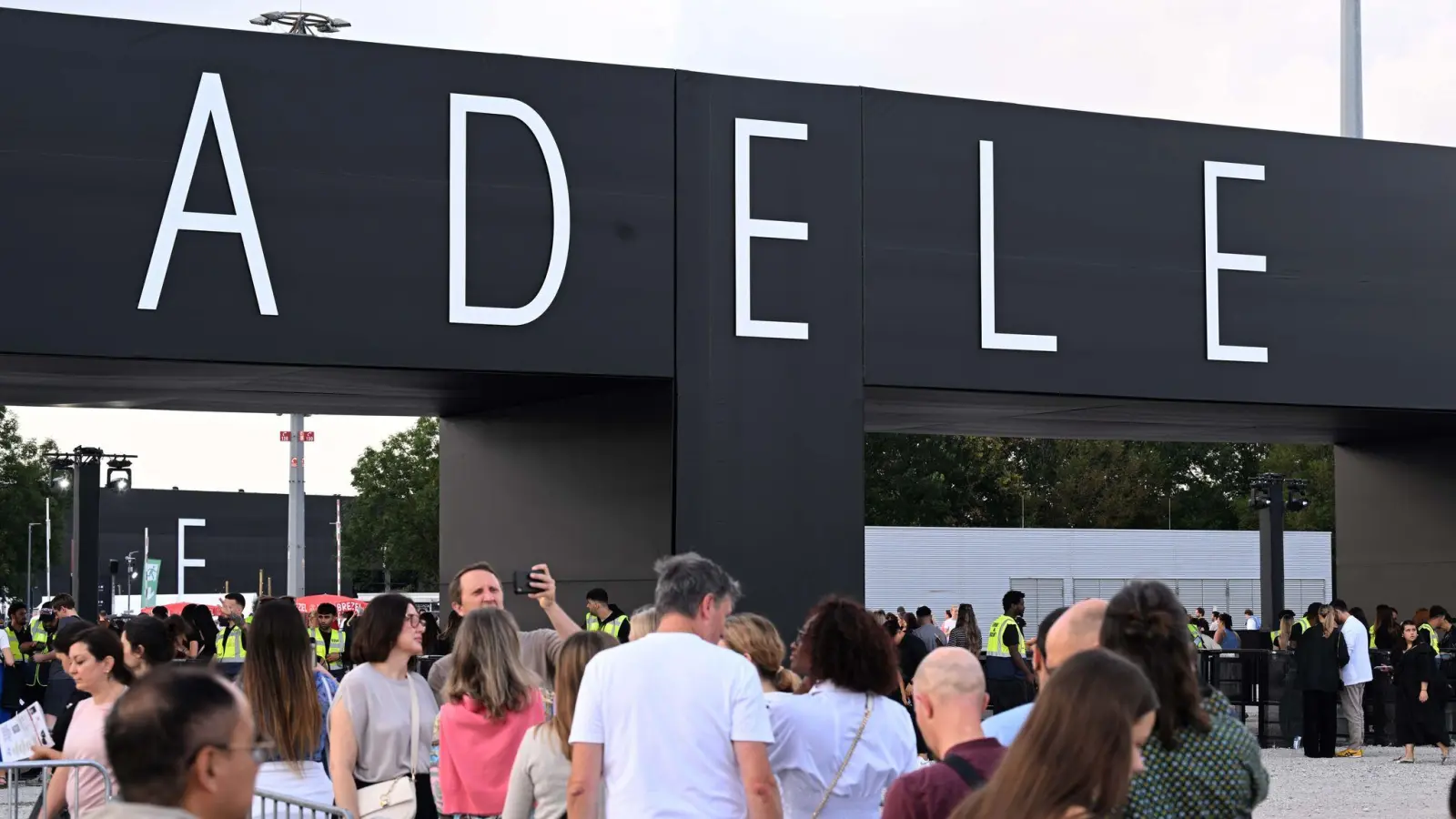 Besucher sind auf dem Weg zu einem Konzert der britischen Sängerin Adele. (Foto: Felix Hörhager/dpa)