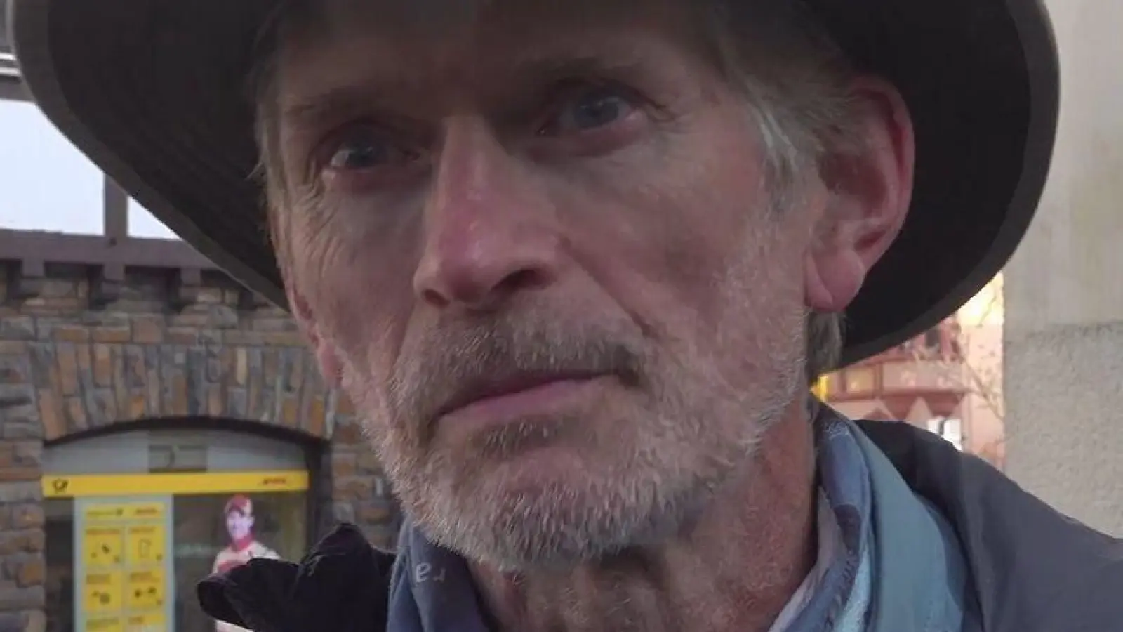 Meteoritenjäger Thierry Monter ist aus Frankreich zum Einschlagort in Koblenz angereist. (Foto: Sascha Ditscher/dpa)