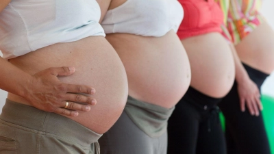 Ob Yoga, Pilates oder Wassergymnastik: Es gibt zahlreiche Sportkurse speziell für Schwangere.  (Foto: Patrick Pleul/dpa/dpa-tmn)