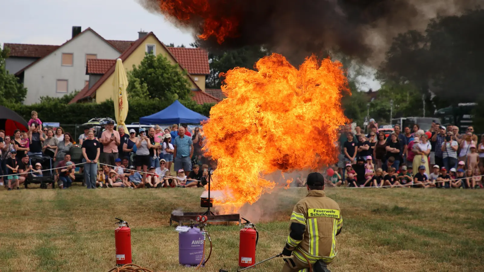 Das passiert, wenn man brennendes Fett mit Wasser löscht: Eine Explosion dieser Art simulierte die Feuerwehr am Blaulichttag. (Foto: Alexander Biernoth)