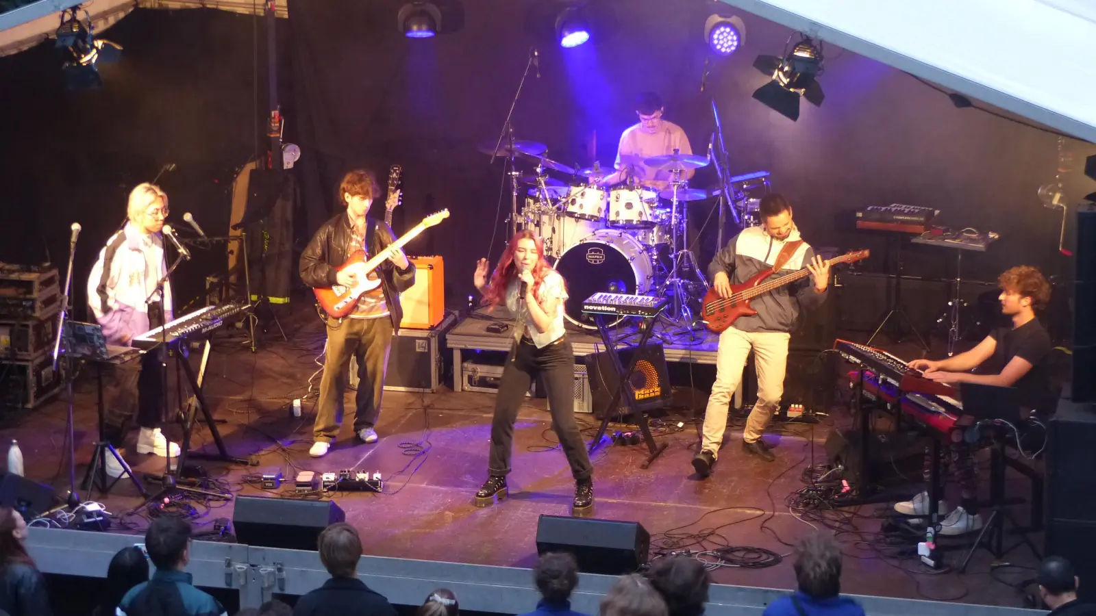 Die Formation Monochrom gehörte zu den Bands, die beim Abschlusskonzert spielten. Der Auftritt war zugleich auch Teil der Abschlussprüfung. (Foto: Uwe Hahn)