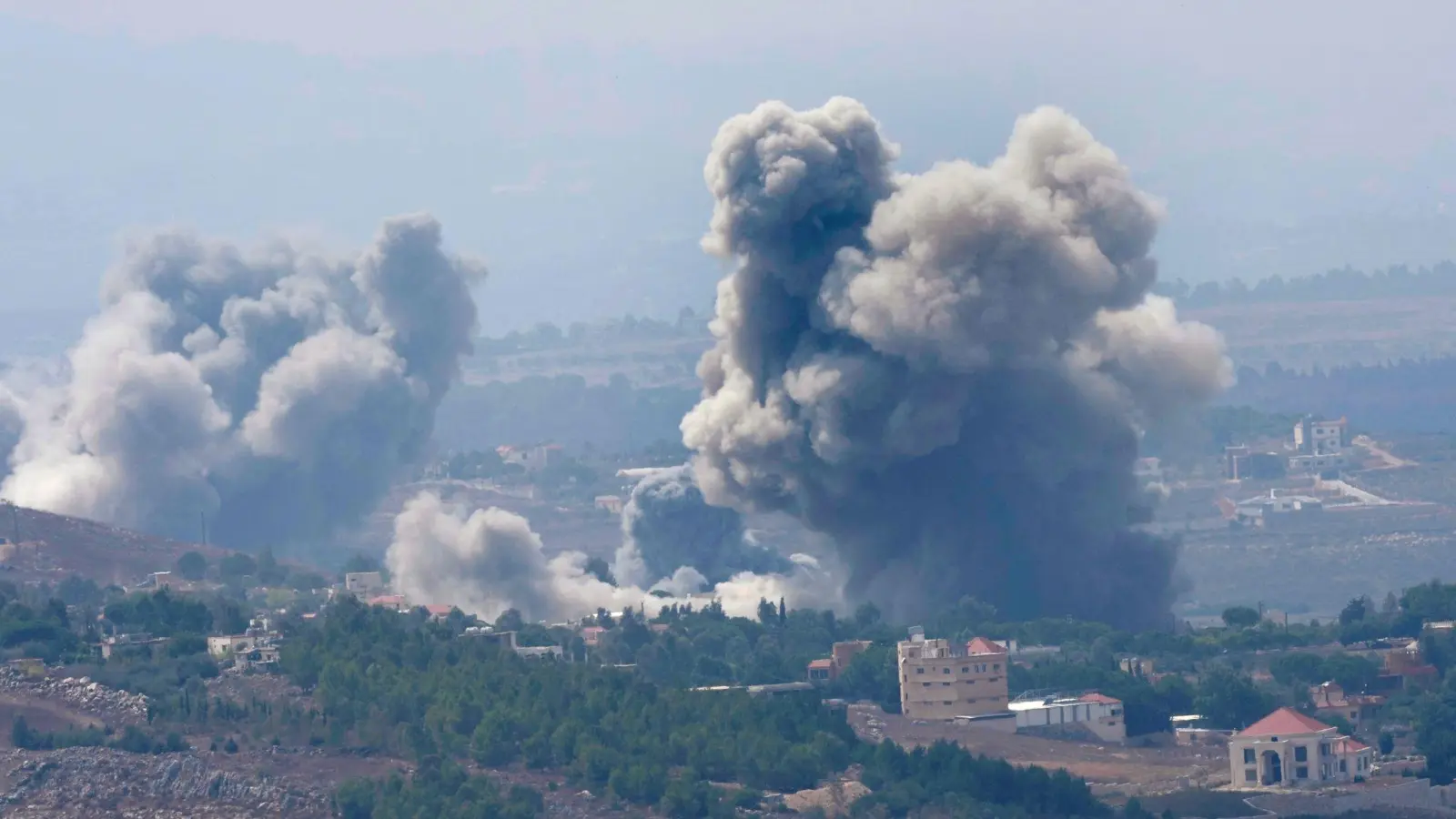 Neue israelische Luftangriffe trafen zunächst den Süden des Libanon. (Foto: Hussein Malla/AP)