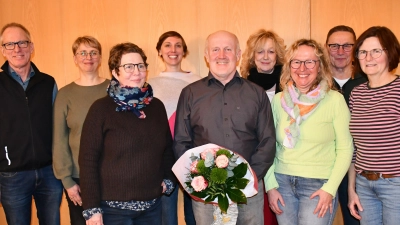 Der neu gewählte Vorstand des MGV (MeinGesangVerein) Neuhof mit dem scheidenden Vorsitzenden Friedrich Oberländer (Mitte mit Blumen) Von links: Chorleiter Gerhard Zelzer, Vorsitzende Heike Grümpel, Christine Jauernig (Beirat), Verena Huber (zweite Vorsitzende), Lydia Mahlein (Kassiererin), Marion Scheuenstuhl (Beirat), Herbert Huber (Beirat) und Waltraud Thürauf (Schriftführerin). (Foto: Gudrun Schwarz)