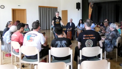 Tanja Roth (Mitte) führt den Drum Circle an – initiiert von Nicole Noel und der Integrationshilfe Sachsen b. Ansbach. (Foto: Calotta Halbrock)