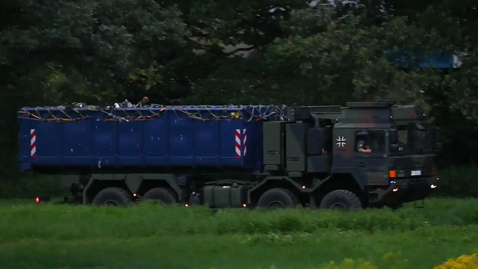 Der verunglückte Hubschrauber wird abtransportiert. (Archivbild) (Foto: Heiko Rebsch/dpa)