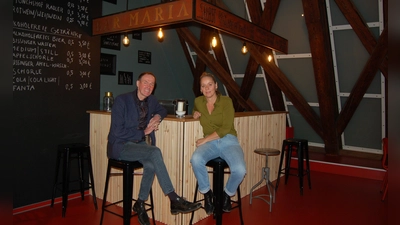 Im Foyer des Theaters im Spitalhof gaben Oberbürgermeister Dr. Christoph Hammer und Intendantin Jasmin Meindl einen Vorgeschmack auf die Sommerfestspiele 2026. Für Meindl ist es die erste Freilichtsaison in Dinkelsbühl. (Foto: Markus Weinzierl)