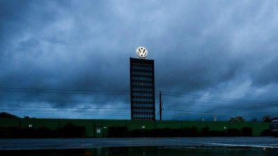 Bei VW in Wolfsburg geht das Ringen um Sparpläne weiter. (Archivbild) (Foto: Julian Stratenschulte/dpa)