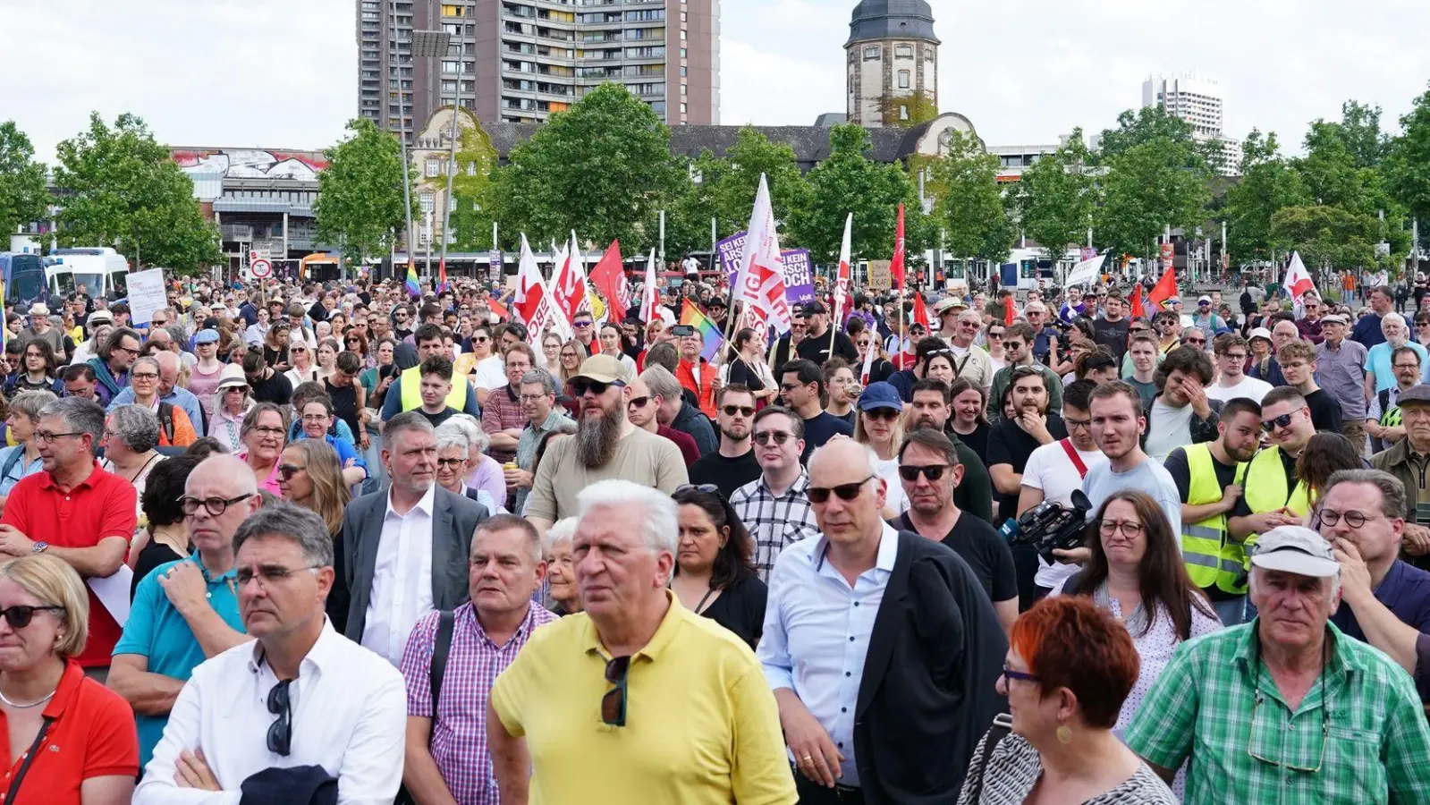 Mehrere Tausend Teilnehmer gingen in Mannheim gegen eine Demonstration der AfD auf die Straße. (Foto: Uwe Anspach/dpa)