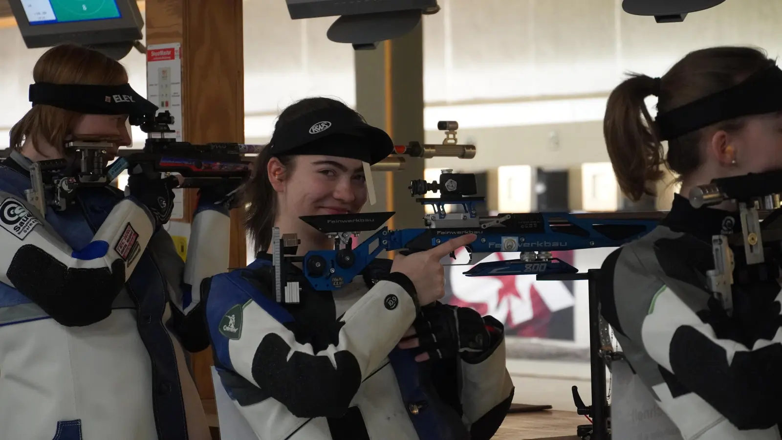 Gut gelaunt in Pforzheim: Alyssa Ott (Mitte) steuerte die meisten Ringe beim Aufstiegswettkampf für Ickelheim bei. (Foto: Markus Retta)