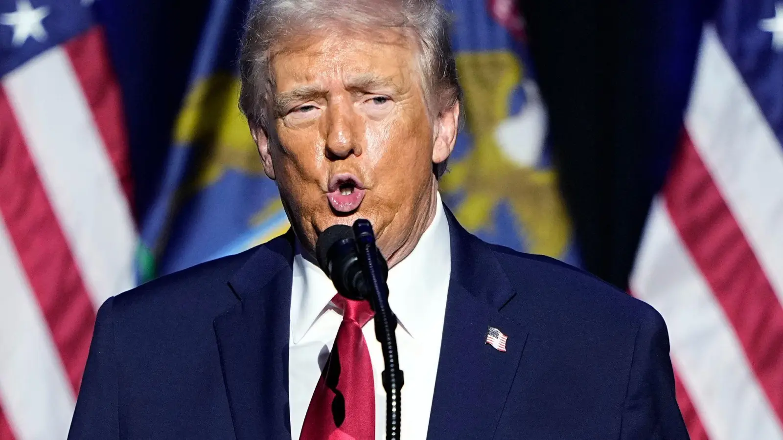 Trump droht der Führung Irans.  (Foto: Ryan Sun/AP/dpa)