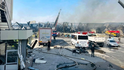 Feuerwehrleute versuchen, den Brand in einer Lagerhalle in Taschkent zu löschen. (Foto: Uncredited/Daryo news agency/AP/dpa)