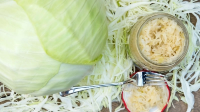 Sauerkraut wird bevorzugt von den älteren Generationen verzehrt. (Foto: Patrick Pleul/dpa-Zentralbild/dpa-tmn)