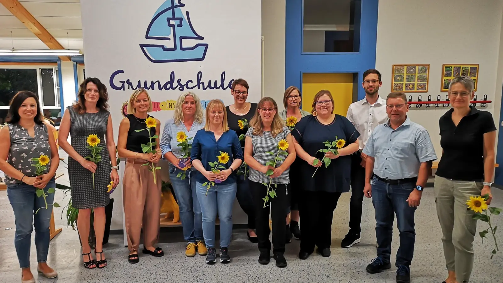 Elisabeth Dechand (Vierte von rechts) wurde zur Vorsitzenden des neu gegründeten Fördervereins gewählt. Das Foto zeigt sie mit ihren Vorstandskolleginnen, den Vertreterinnen der Schulleitung und den Repräsentanten der Verbandsgemeinden. (Foto: Jürgen Binder)