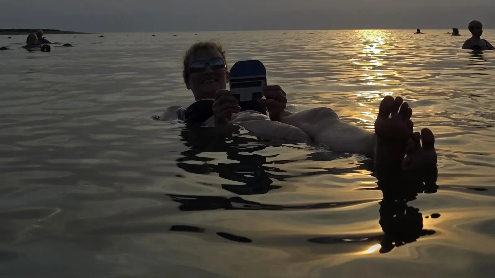 Mit der FLZ unterwegs: Im tiefsten unter dem Meeresspiegel gelegenen See der Erde, im Toten Meer, badete Beate Claus aus Ansbach. Sie verbrachte ihren Urlaub in Jordanien (Foto: Michael Wagner)